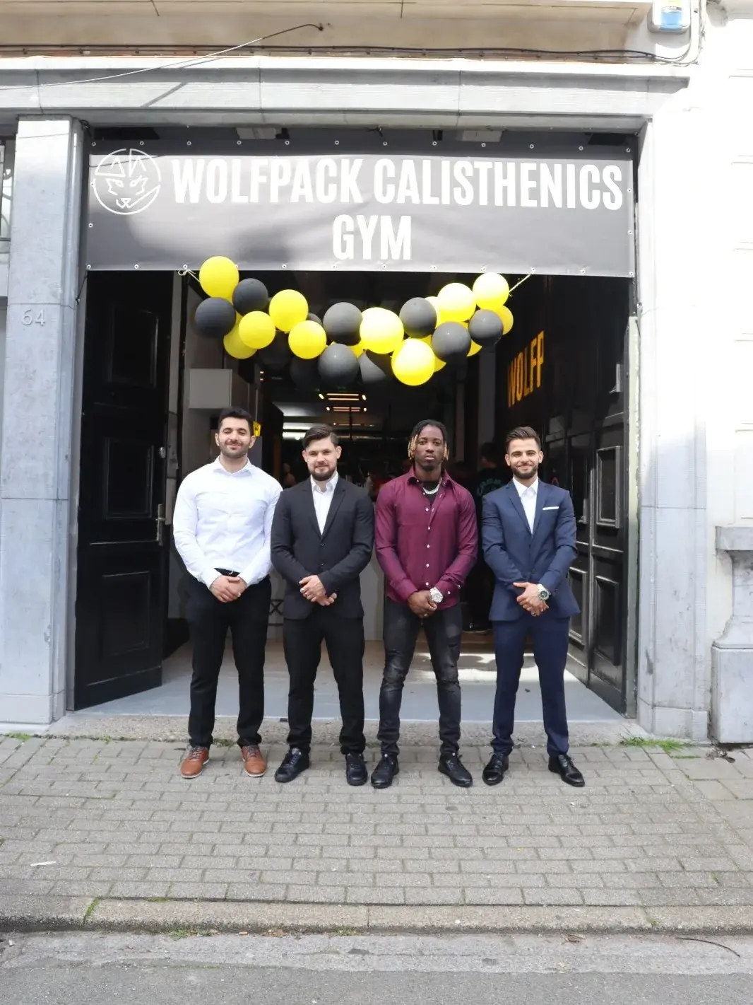 De vier oprichters van Wolfpack Calisthenics voor de ingang van de gym in Berchem